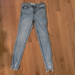 Denim stretchy skinny jeans with frayed hem